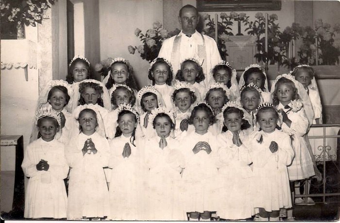 Az újszilvási katolikus templomban az első áldozó lányok Mucza Béla plébános úrral. Jobbról a leghátsó sorban, hosszú fekete hajjal a húgom. – Andrásné Boda